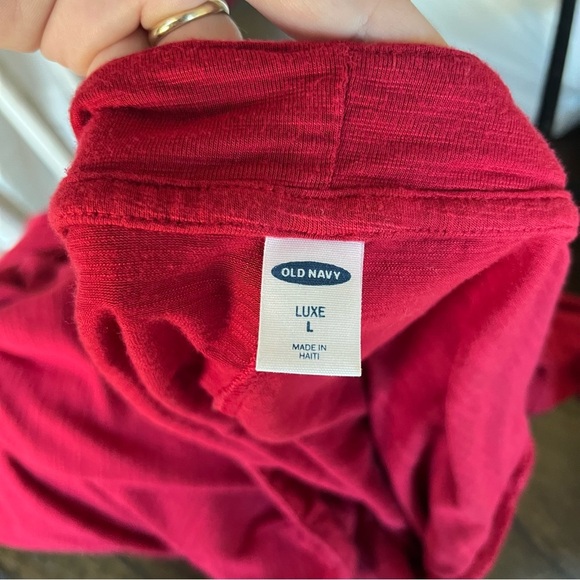 Old Navy Women's Bright Red V-Neck Tee - Picture 7 of 8
